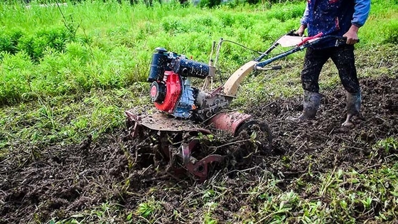 4KW haut niveau de sécurité Machine agricole multifonction Moteur à essence 4 roues motrices 170f Mini Tiller