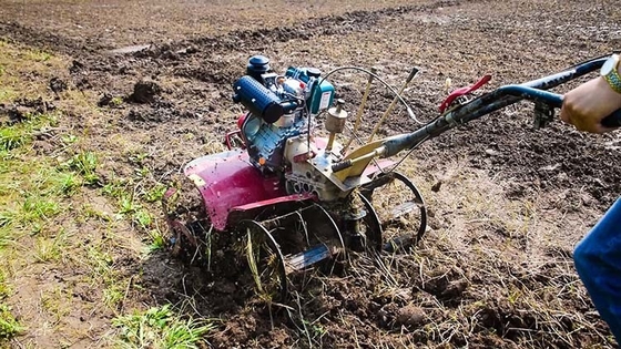 4KW haut niveau de sécurité Machine agricole multifonction Moteur à essence 4 roues motrices 170f Mini Tiller