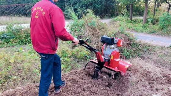 186F Moteur diesel à quatre roues motrices Mini Power Tiller Cultivator pour l'efficacité des fermes
